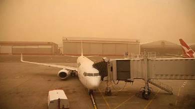 ​موجة الغبار توقف حركة الملاحة في مطار الكويت الدولي